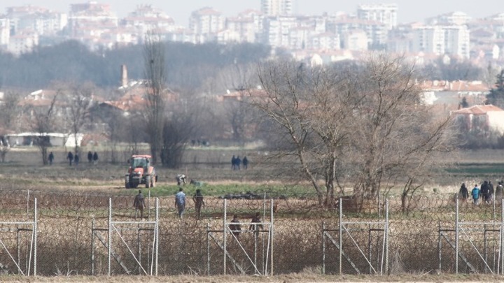 Η Άγκυρα εκκενώνει από πρόσφυγες και μετανάστες την περιοχή του Έβρου (vd)