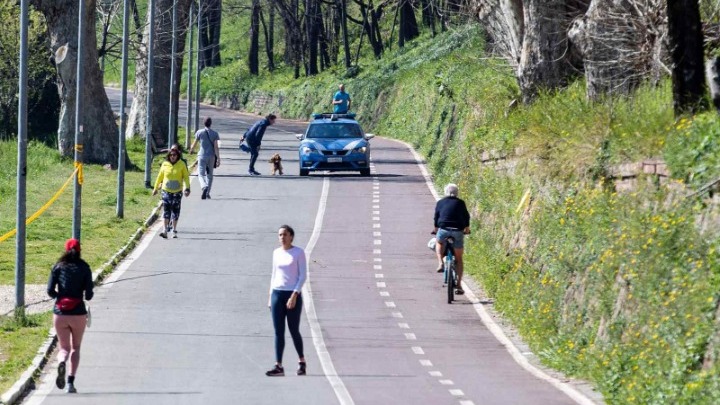 Η Ιταλία εξετάζει το ενδεχόμενο να απαγορεύσει όλες τις δραστηριότητες στο ύπαιθρο