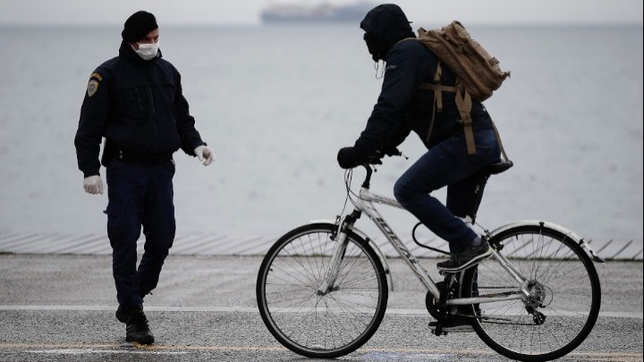 Με 400 κιγκλιδώματα και σχοινί κλείνει από σήμερα η Νέα Παραλία