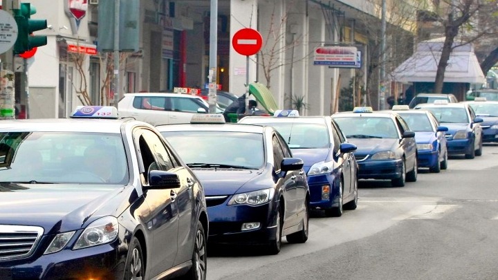 Ψήφισμα για να μπαίνουν τα ταξί στις λεωφορειολωρίδες