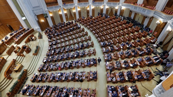 Συνεδρίαση του ρουμανικού κοινοβουλίου για την παροχή ψήφου εμπιστοσύνης στον Φλ. Τσίτου