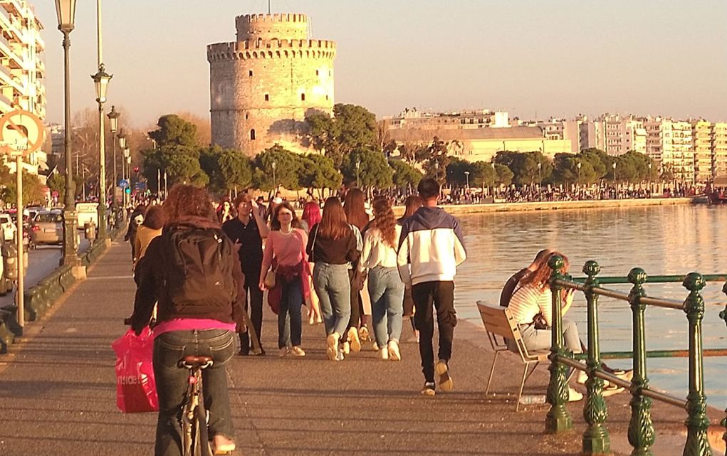 «Βούλιαξε» από κόσμο η παραλία της Θεσσαλονίκης (pics)