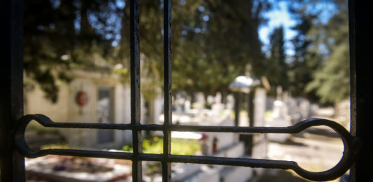 Καυγάς σε κηδεία στη Θεσσαλονίκη: Τη χτύπησε με μαρμάρινο σταυρό - «Μόνη της χτύπησε» απαντά ο 60χρονος που καταδικάστηκε