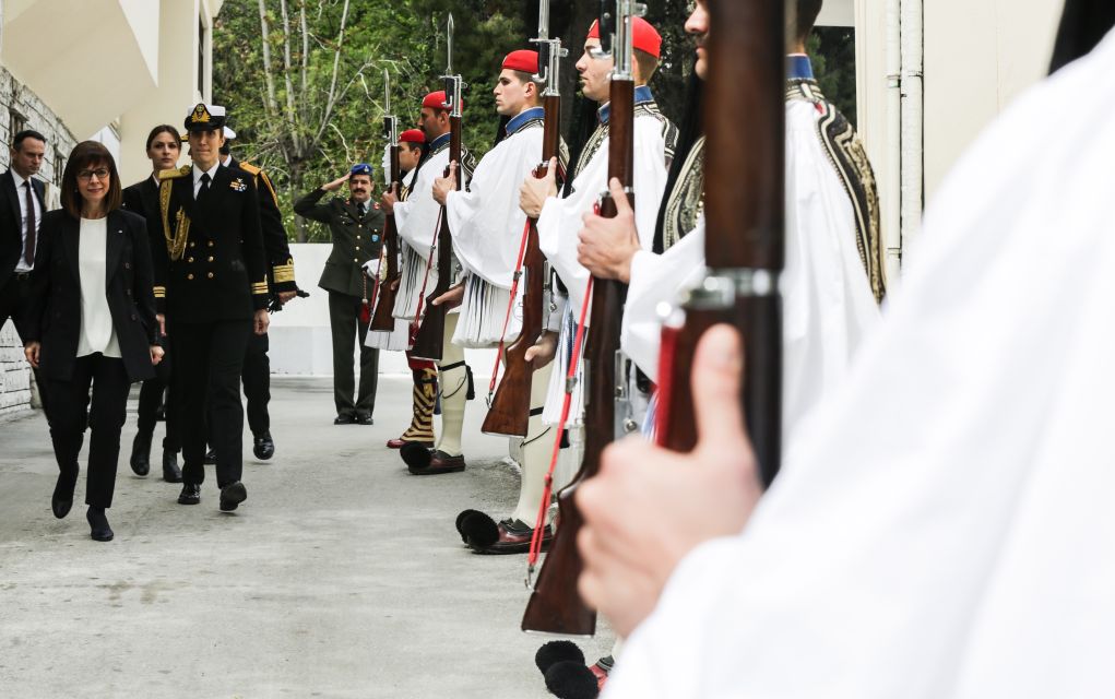 Επισκέφθηκε την Προεδρική Φρουρά η Κατερίνα Σακελλαροπούλου (pics)