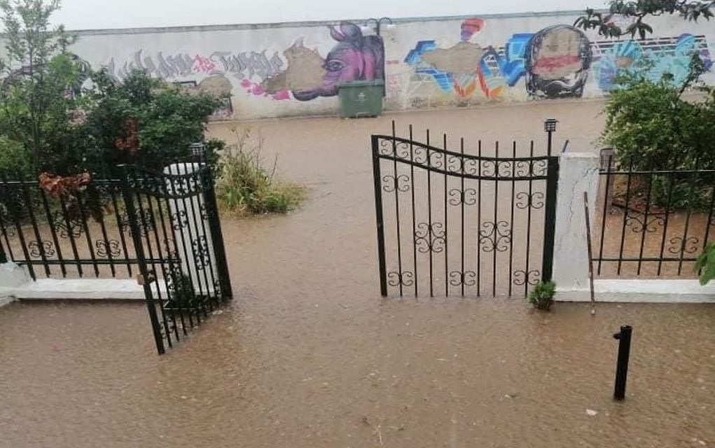 Προβλήματα στα Νέα Μουδανιά από την έντονη βροχόπτωση