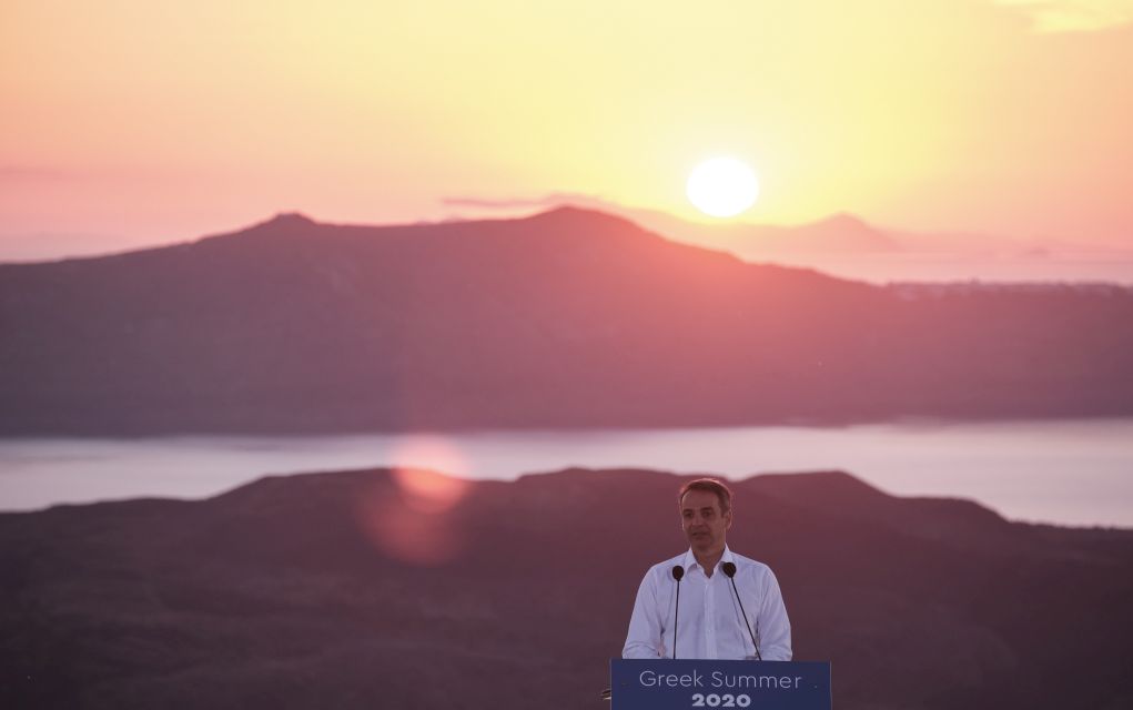 Το ελληνικό καλοκαίρι ως ουράνιο τόξο μετά την καταιγίδα