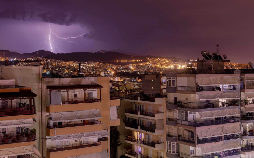 Αστραπές «έσκισαν» τον ουρανό στη Θεσσαλονίκη