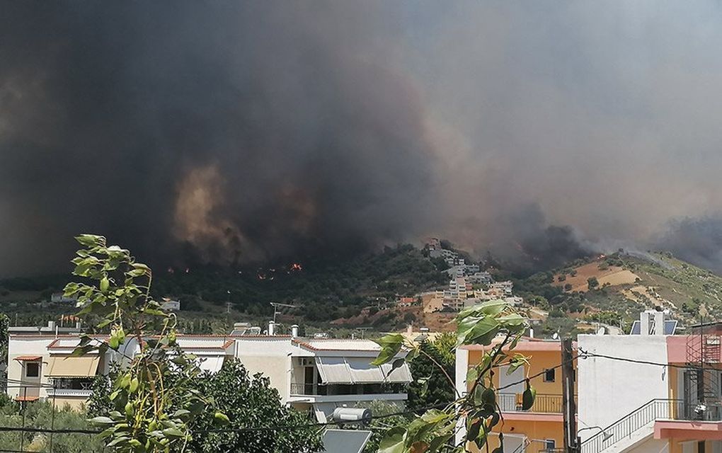 Μάχη με τις φλόγες στις Κεχριές Κορινθίας – Εκκενώθηκαν οικισμοί (vd)