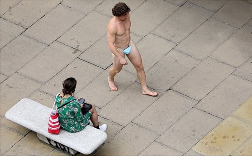 Έκοβε βόλτες γυμνός στο Λονδίνο, με… μάσκα στα γεννητικά όργανα (pic)