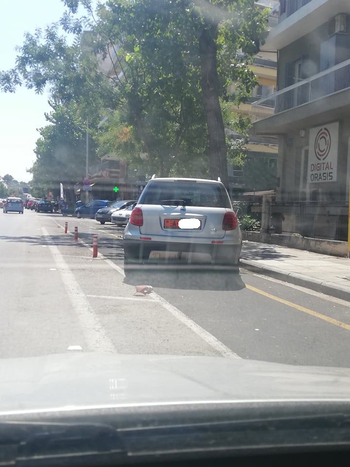 Θεσσαλονίκη: Δημοτικό όχημα παρκαρισμένο στον ποδηλατόδρομο! (pic)