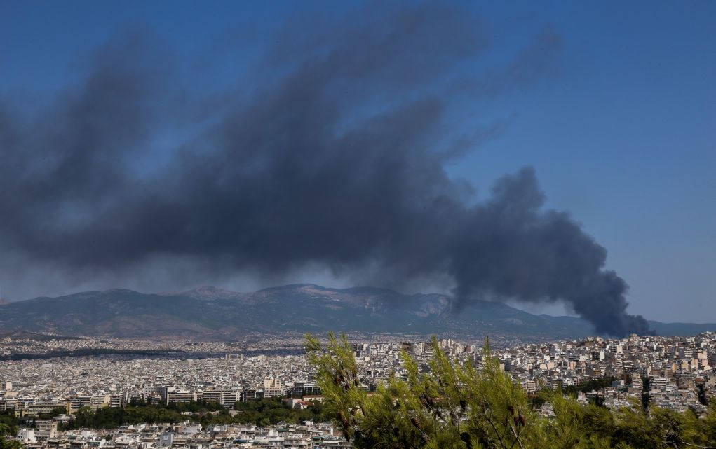 Μεταμόρφωση: Σε εξέλιξη η πυρκαγιά – Προβληματίζει το τοξικό νέφος