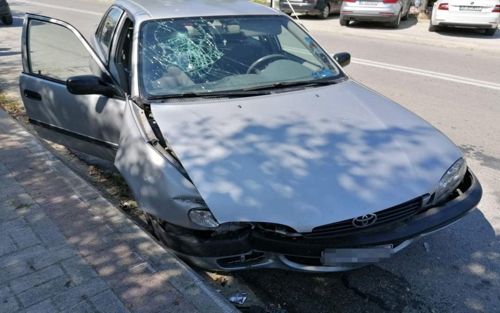 Xαλκιδική: ΙΧ έπεσε πάνω σε τρακτέρ στο Παλιούρι