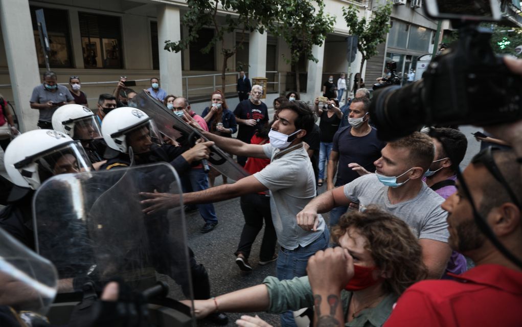 Παραμένουν έξω από το υπ.Υγείας συμβασιούχοι της ΠΟΕΔΗΝ, ζητώντας να συναντηθούν με την πολιτική ηγεσία