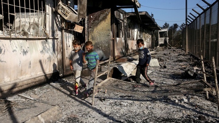 Μόρια: Δείτε πώς έβαλαν τη φωτιά στον καταυλισμό προσφύγων (vd)