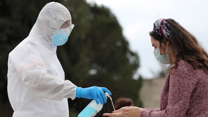 Οι γυναίκες τηρούν συχνότερα από τους άνδρες τα μέτρα προστασίας για την Covid-19