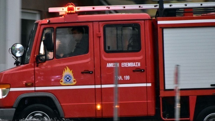 Φωτιά σε δύο αυτοκίνητα τη νύχτα