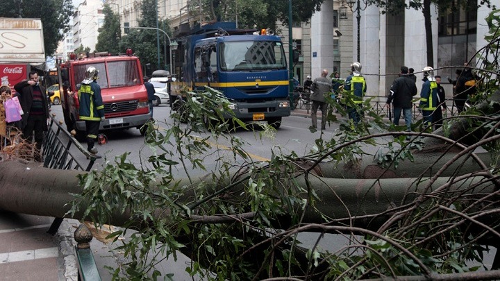 Καταστροφές από τη νεροποντή σε δήμους της Αττικής