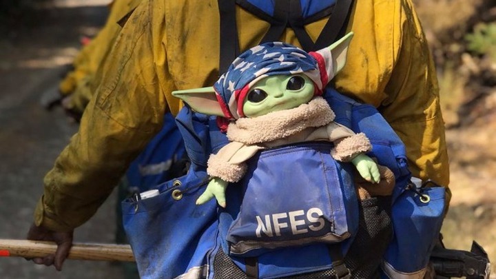 Κούκλα Baby Yoda στο πλευρό των πυροσβεστών του Όρεγκον