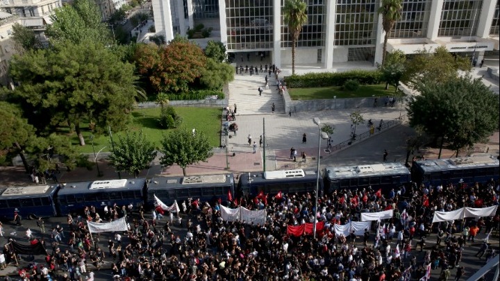 Πληθαίνουν οι διαδηλωτές που προσέρχονται στο αντιφασιστικό συλλαλητήριο στο Εφετείο