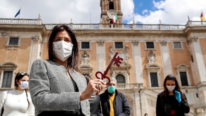 Υποχρεωτική η χρήση μάσκας σε όλους τους ανοικτούς χώρους από αύριο στη Ρώμη