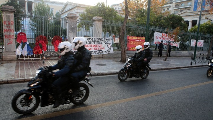 Οκτώ προσαγωγές σε ελέγχους της ΕΛΑΣ στο κέντρο της Αθήνας. Βρέθηκαν κοντάρια και άλλα αντικείμενα