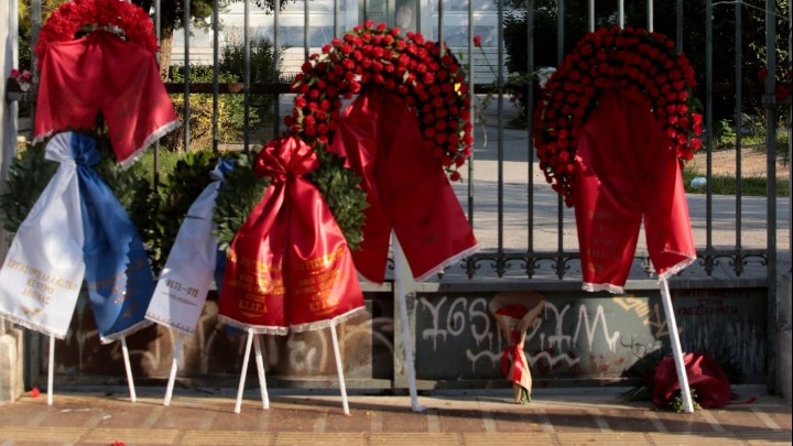 Στεφάνι κατέθεσε στο Πολυτεχνείο αντιπροσωπεία της Βουλής, με επικεφαλής τον πρόεδρο Κ. Τασούλα