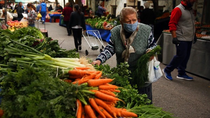 Τα μπρόκολα και τα πορτοκάλια ξεπουλούν στις λαϊκές αγορές