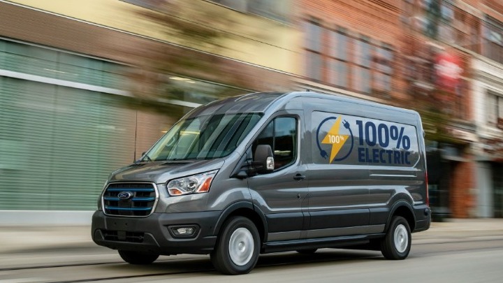 Το πλήρως ηλεκτρικό Ford E-Transit οδηγεί την κούρσα του εξηλεκτρισμού στα επαγγελματικά οχήματα