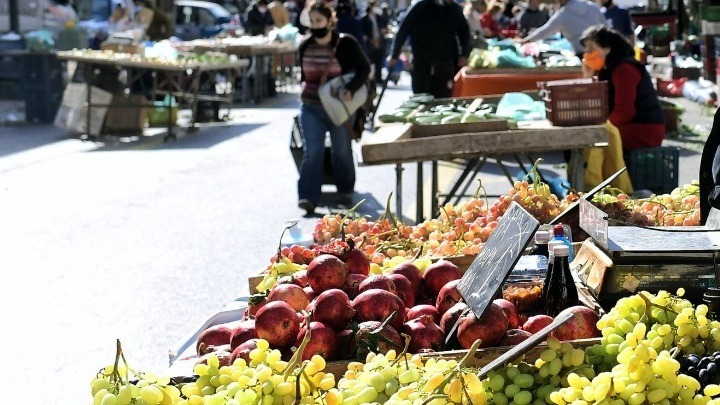 Άρση της απαγόρευσης πώλησης βιομηχανικών ειδών στις λαϊκές αγορές ζητούν από το υπουργείο Ανάπτυξης