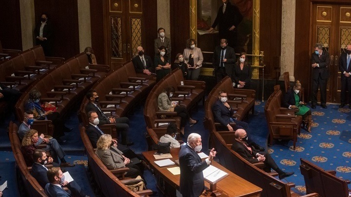 Βουλευτής Κ. Κλάρκ: Οι Δημοκρατικοί στη Βουλή των Αντιπροσώπων θα προχωρήσουν στην παραπομπή του Τραμπ