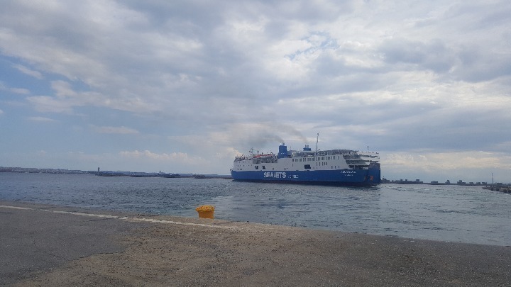 Χωρίς επιβάτες αναχώρησε για το λιμάνι του Λαυρίου από τη Λήμνο το «AQUA BLUE», που υπέστη βλάβη