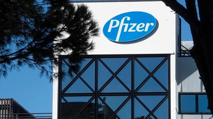 Η Pfizer εξετάζει το ενδεχόμενο να υποβάλλει αίτηση για την έγκριση του εμβολίου της στην Ρωσία