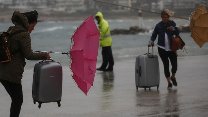 Σε εξέλιξη το ψυχρό μέτωπο που θα σαρώσει τη χώρα, με κατά τόπους έντονα φαινόμενα και θυελλώδεις ανέμους