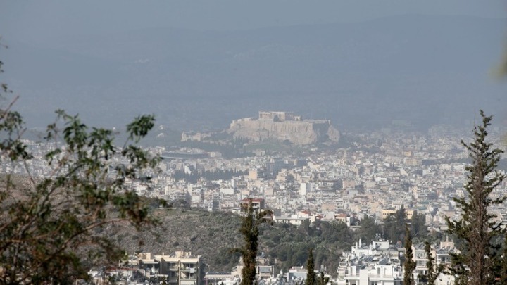 Σκόνη και κατά τόπους βροχές σήμερα, ξανά χειμώνας μετά την Τρίτη