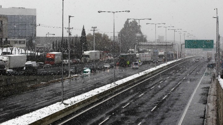 Ανοίγει έως τις 7 το απόγευμα η Αθηνών – Λαμίας. Θα κλείσει και πάλι λόγω της κακοκαιρίας