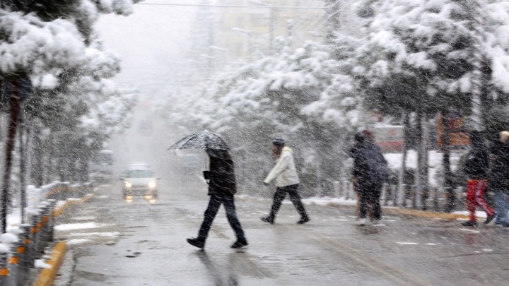 Οι χιονοπτώσεις σε Αττική, Εύβοια, Κυκλάδες και Κρήτη θα συνεχιστούν έως το πρωί της Τετάρτης