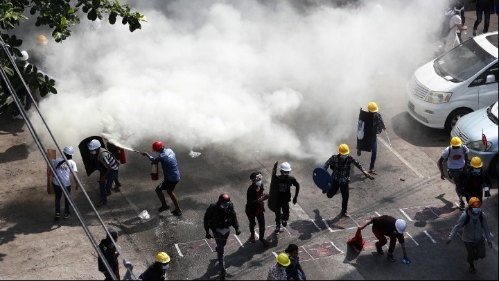 Μιανμάρ: Ένας αστυνομικός και 14 διαδηλωτές νεκροί