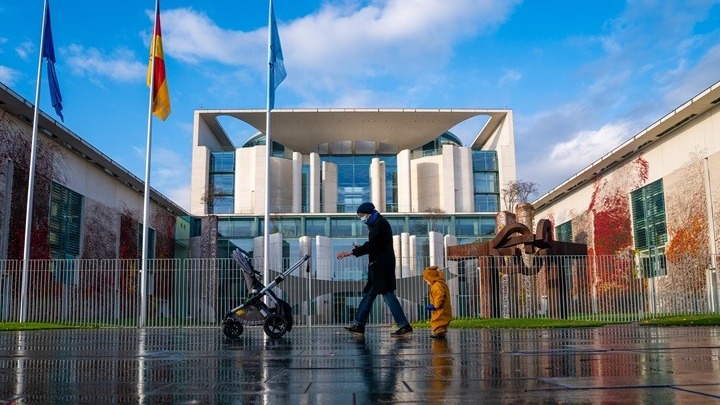 Οι υψηλές θερμοκρασίες θα βοηθήσουν στη μάχη κατά του κορονοϊού, εκτιμά σύμβουλος της καγκελαρίου