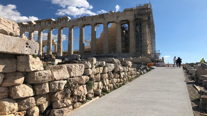 ΥΠΠΟΑ: Πινακίδα με τα ονόματα των Μ. Γλέζου και Απ. Σάντα θα τοποθετηθεί στην Ακρόπολη