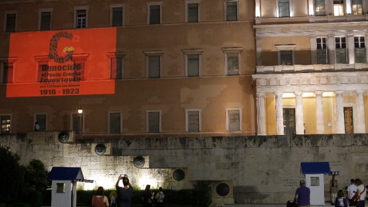 Φωταγώγηση του κτιρίου της Βουλής στις 19 Μαΐου, ημέρα μνήμης για την Γενοκτονία των Ελλήνων του Πόντου