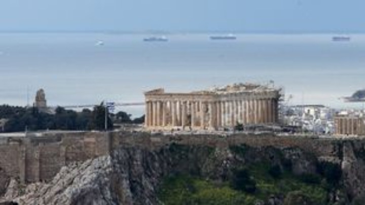 Η Ακρόπολη και οι γύρω της λόφοι φιλοξενούν πάνω από 220 είδη φυτών