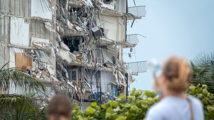 ΗΠΑ: Επιπλέον σοροί βρέθηκαν στα συντρίμια της 12ώροφης που κατέρρευσε στην Φλόριντα