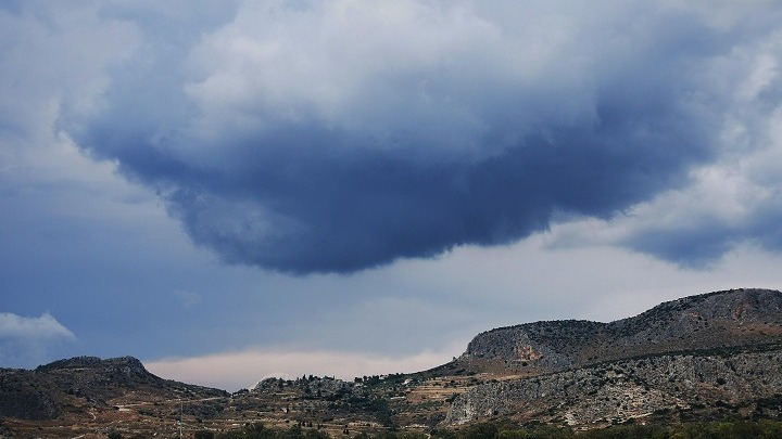 Καιρός: Πολύ υψηλές θερμοκρασίες και την αυριανή ημέρα – Βροχές και καταιγίδες σε περιοχές της Ελλάδας