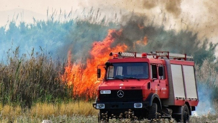 Φωτιά κοντά στο αεροδρόμιο του Ελληνικού – Επιχειρούν εναέριες δυνάμεις (vids)