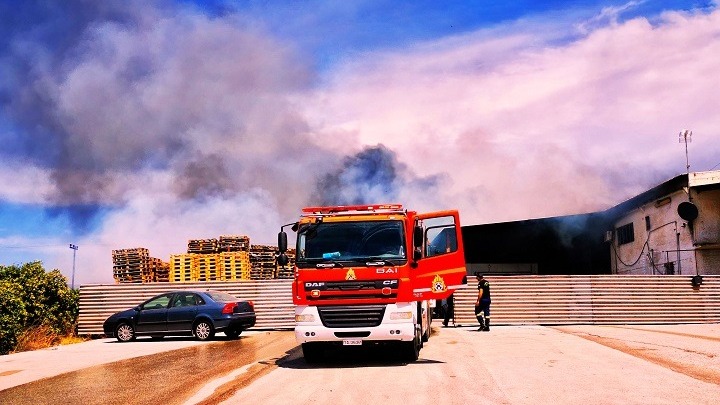 Ισχυρή πυρκαγιά στον Βαρνάβα-Φωτιά και στην Ελευσίνα