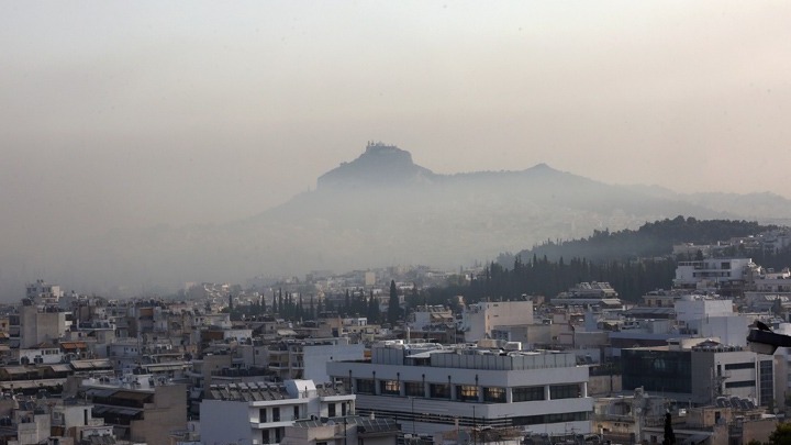 Αθήνα – Πυρκαγιές: Επιβλαβή σωματίδια στην ατμόσφαιρα – Κυκλοφορία μόνο με μάσκα αυξημένης προστασίας