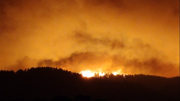 Η φωτιά κινείται ανεξέλεγκτα στη Βόρεια Εύβοια