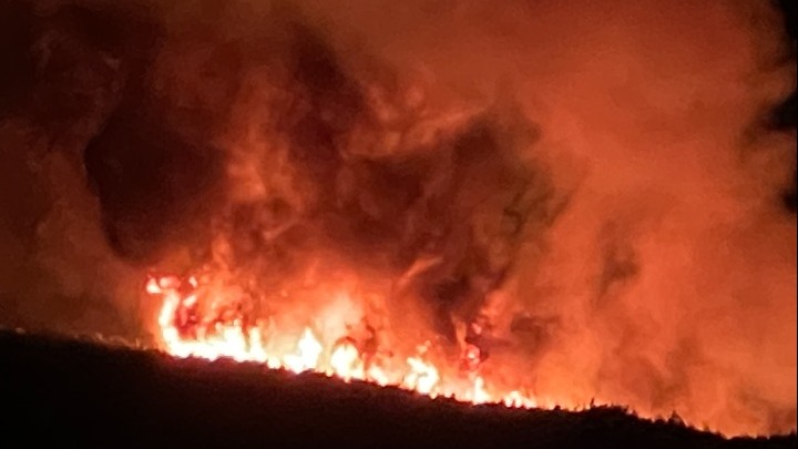 Συνεχίζουν την μάχη με τις αναζωπυρώσεις  στα Βίλια