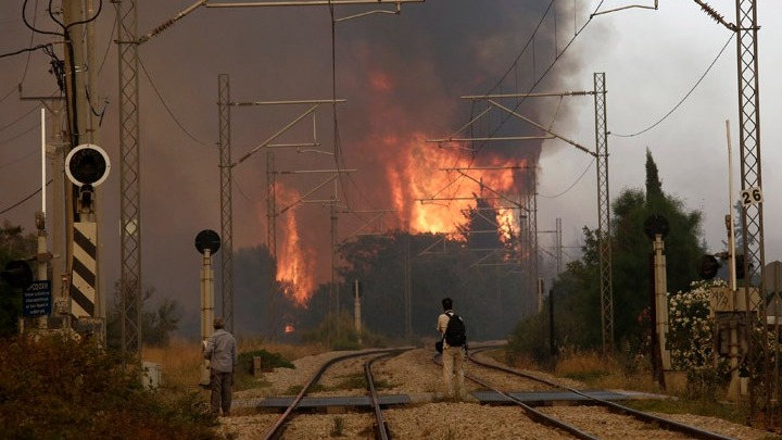 Φωτιά Βαρυμπόμπη: «Δεν λειτουργούσαν οι πυροσβεστικοί κρουνοί»