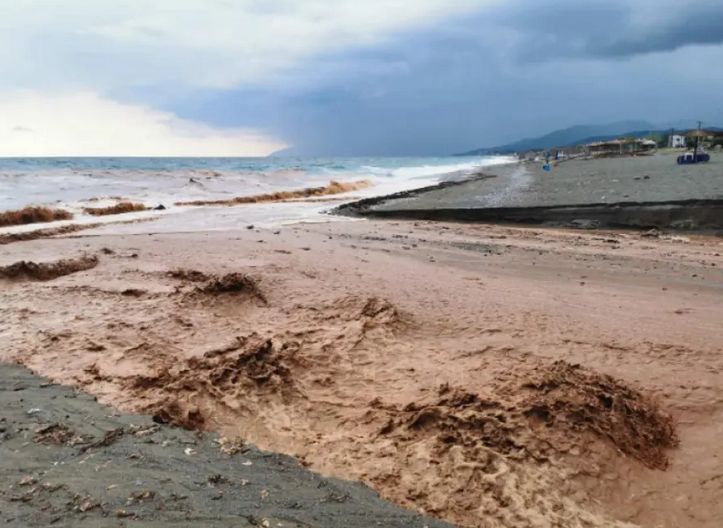 Ποτάμια οι δρόμοι σε Λάρισα και Κατερίνη